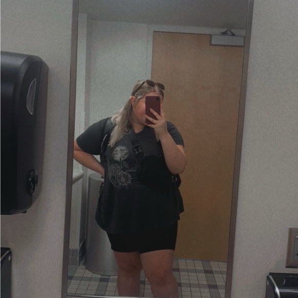 Meet your Posher, Elizabeth!! - Picture 9 of 9